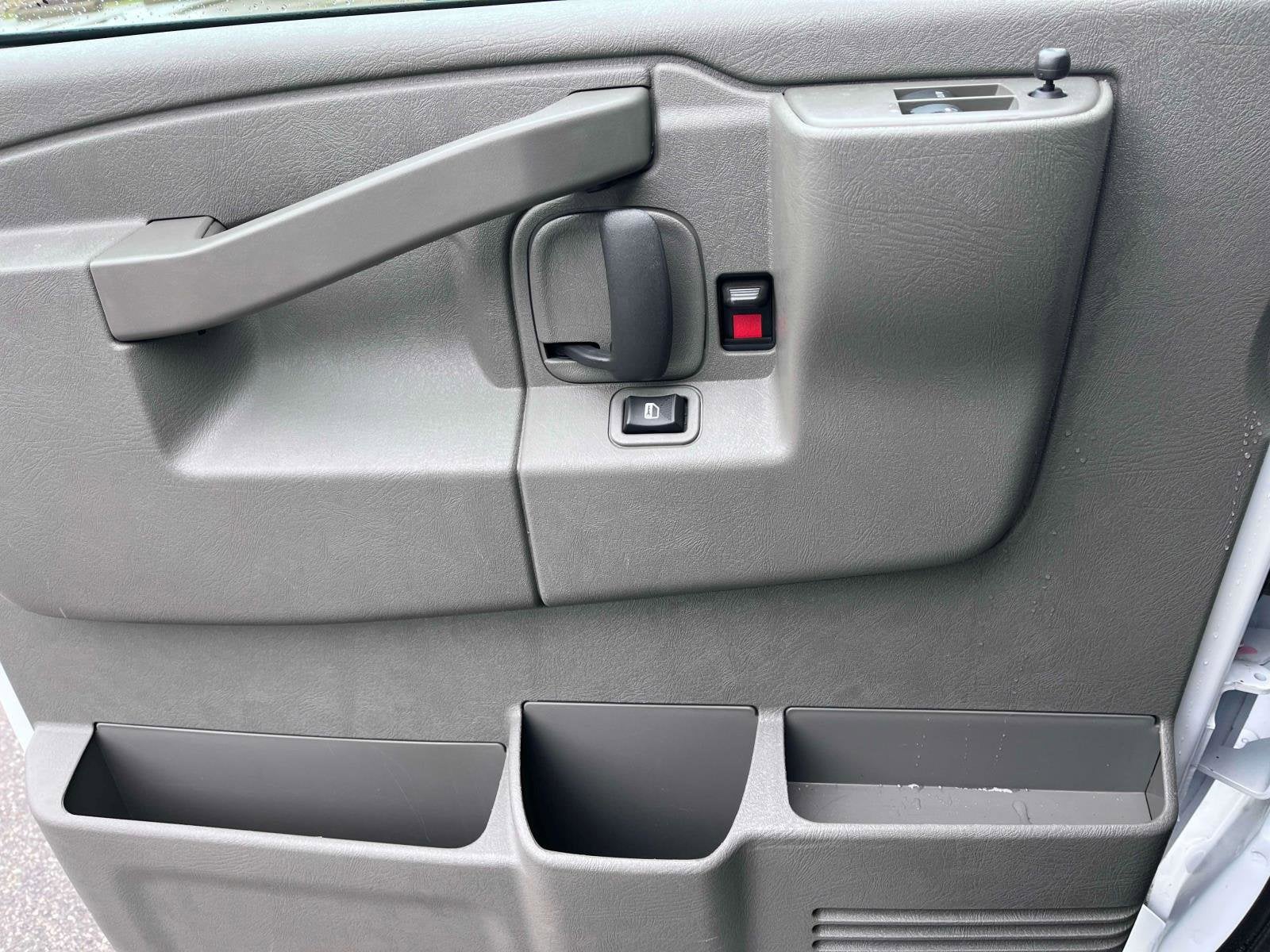 2024 Chevrolet Express Passenger 3500 1LS