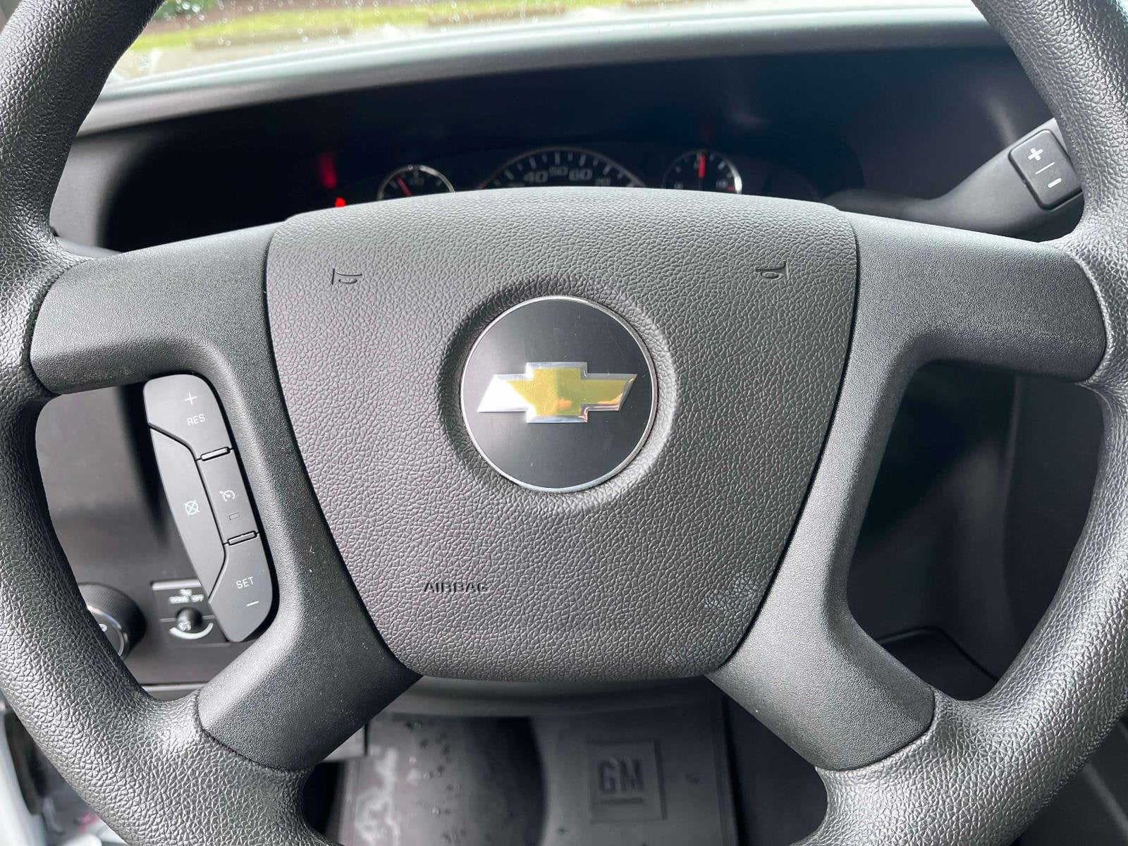 2024 Chevrolet Express Passenger 3500 1LS