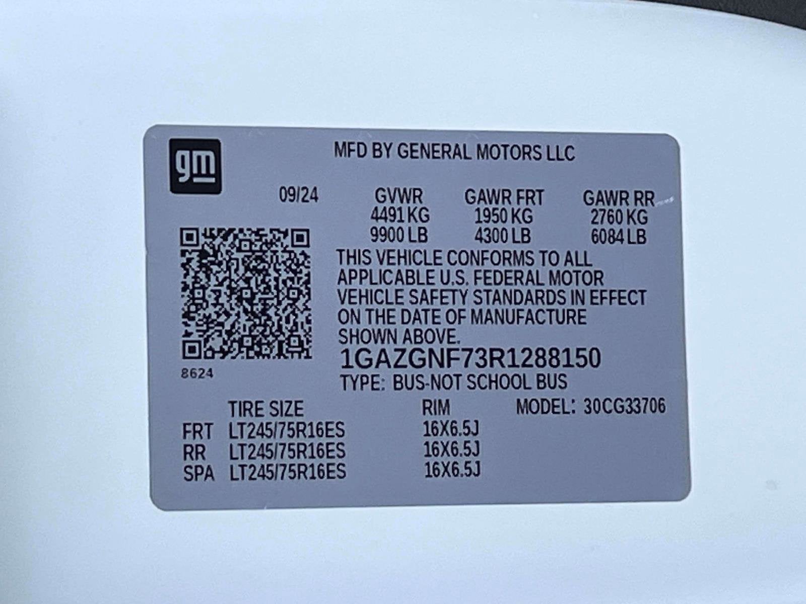 2024 Chevrolet Express Passenger 3500 1LS