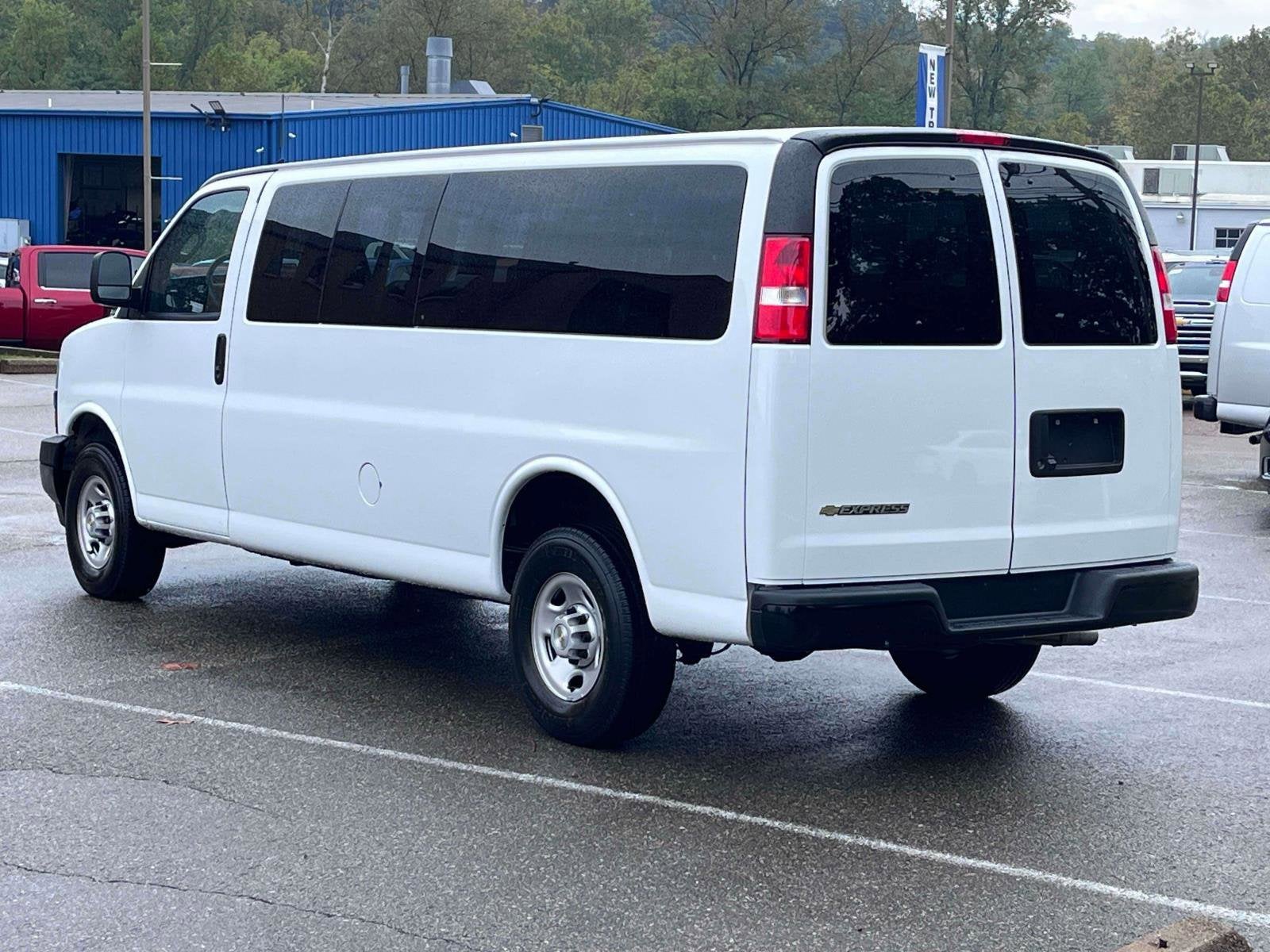 2024 Chevrolet Express Passenger 3500 1LS