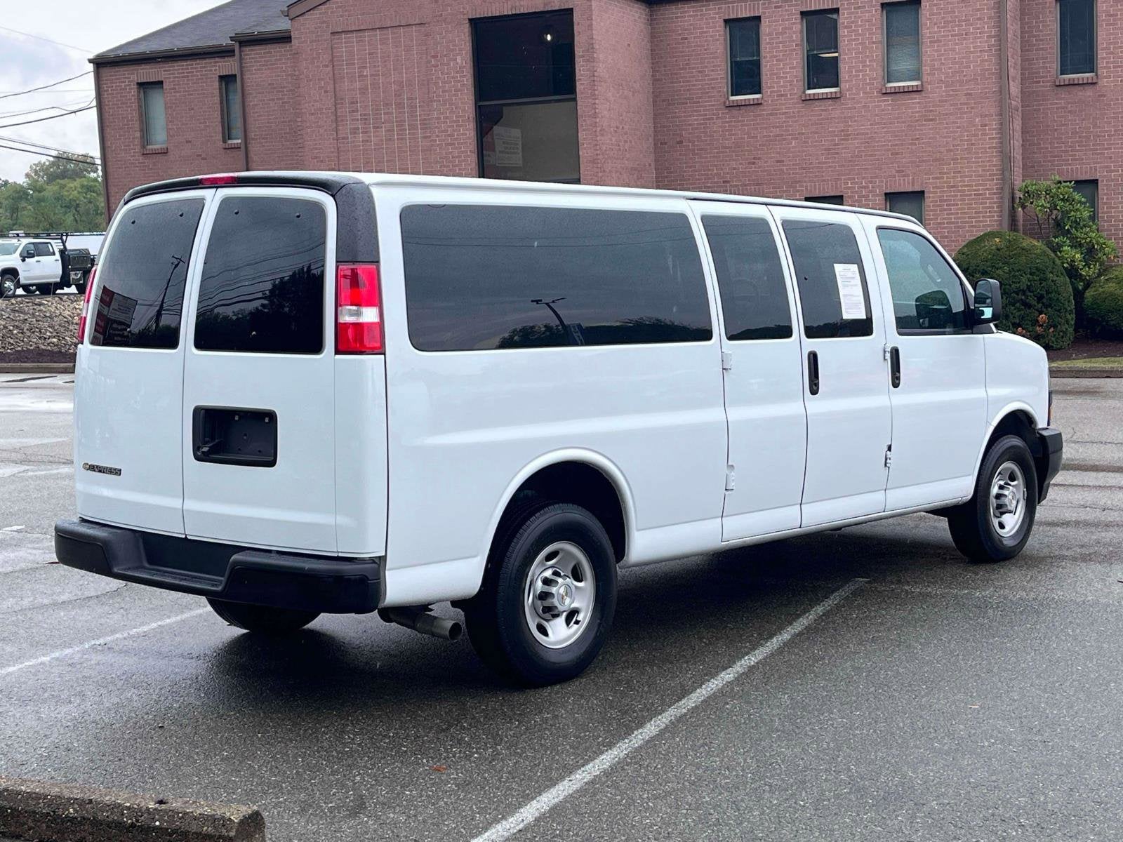 2024 Chevrolet Express Passenger 3500 1LS
