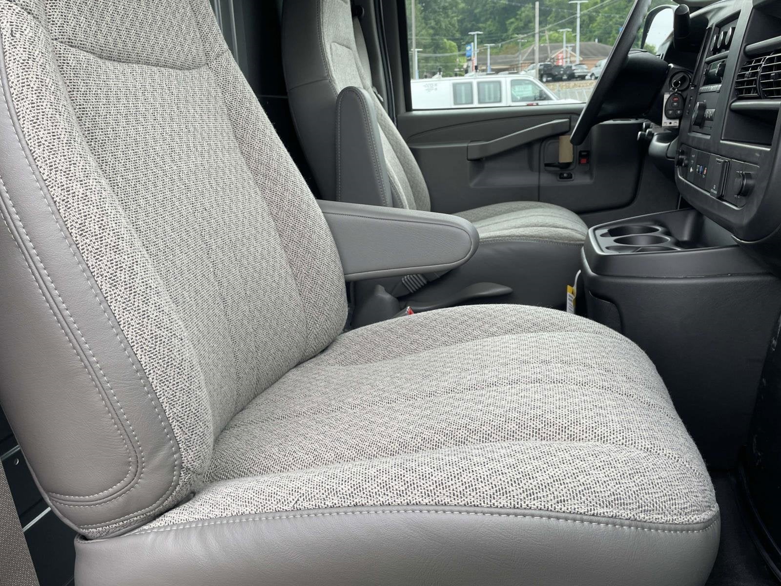 2025 Chevrolet Express Cargo 3500 WT