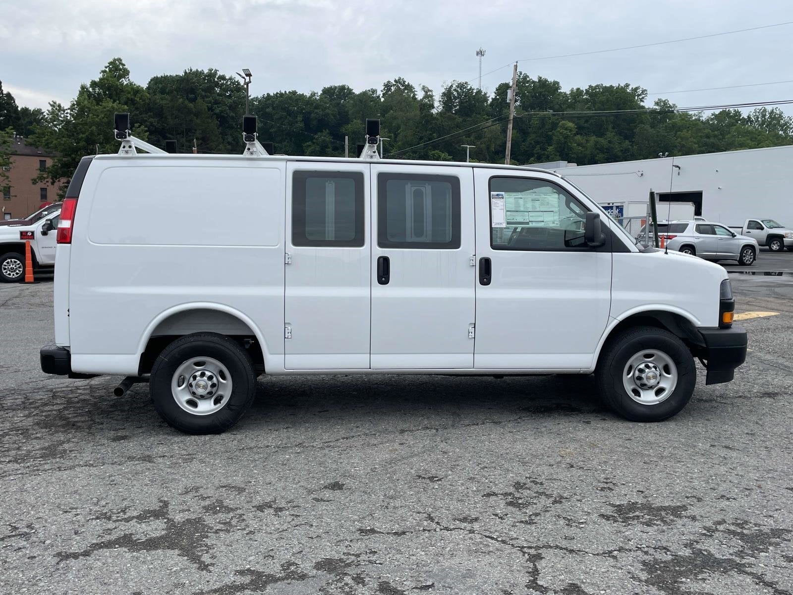 2025 Chevrolet Express Cargo 3500 WT