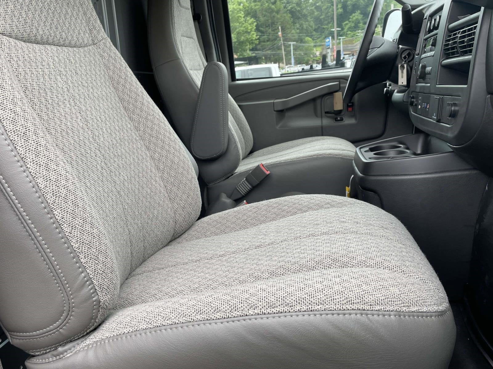 2025 Chevrolet Express Cargo 3500 WT