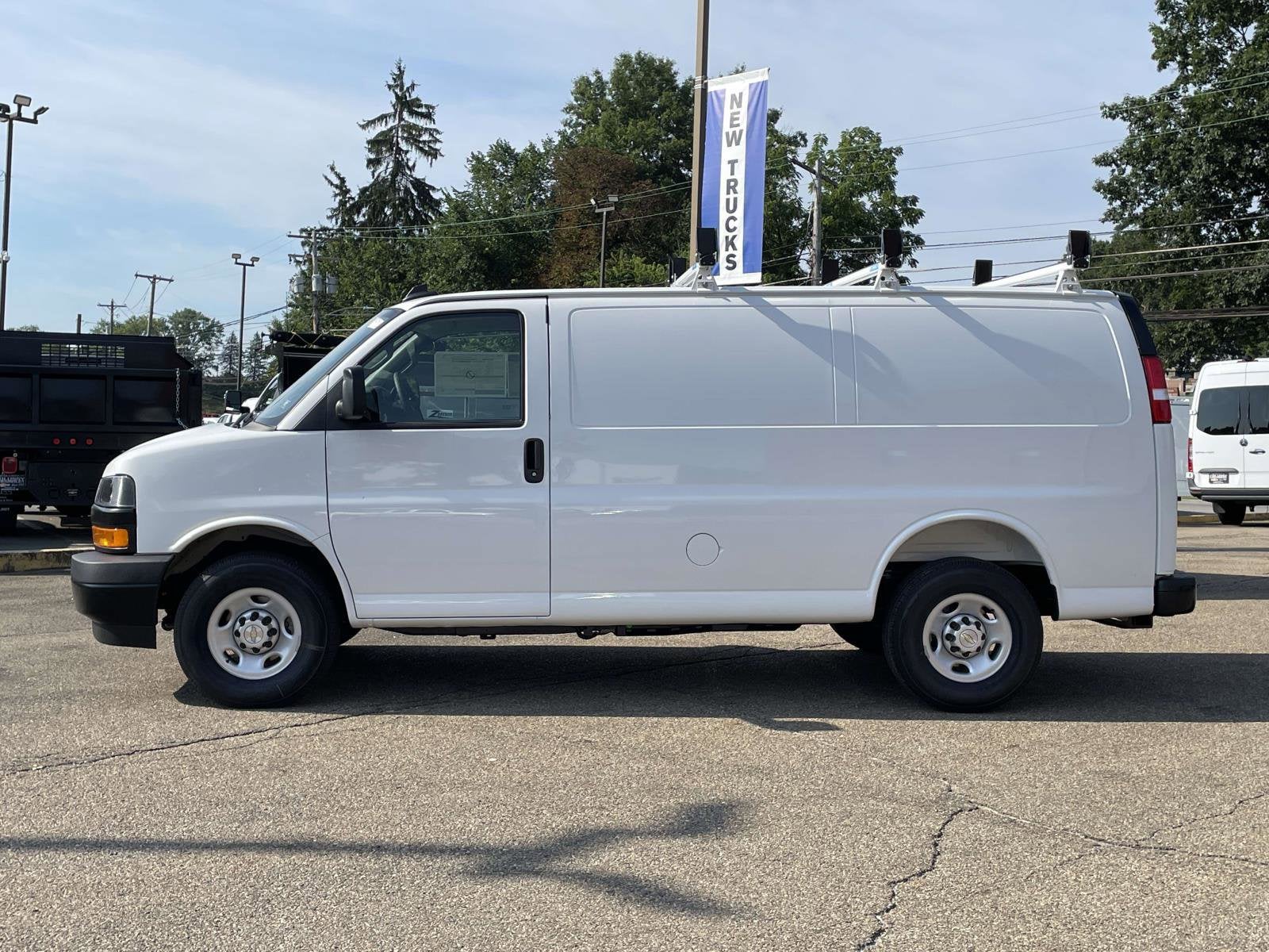 2025 Chevrolet Express Cargo 3500 WT