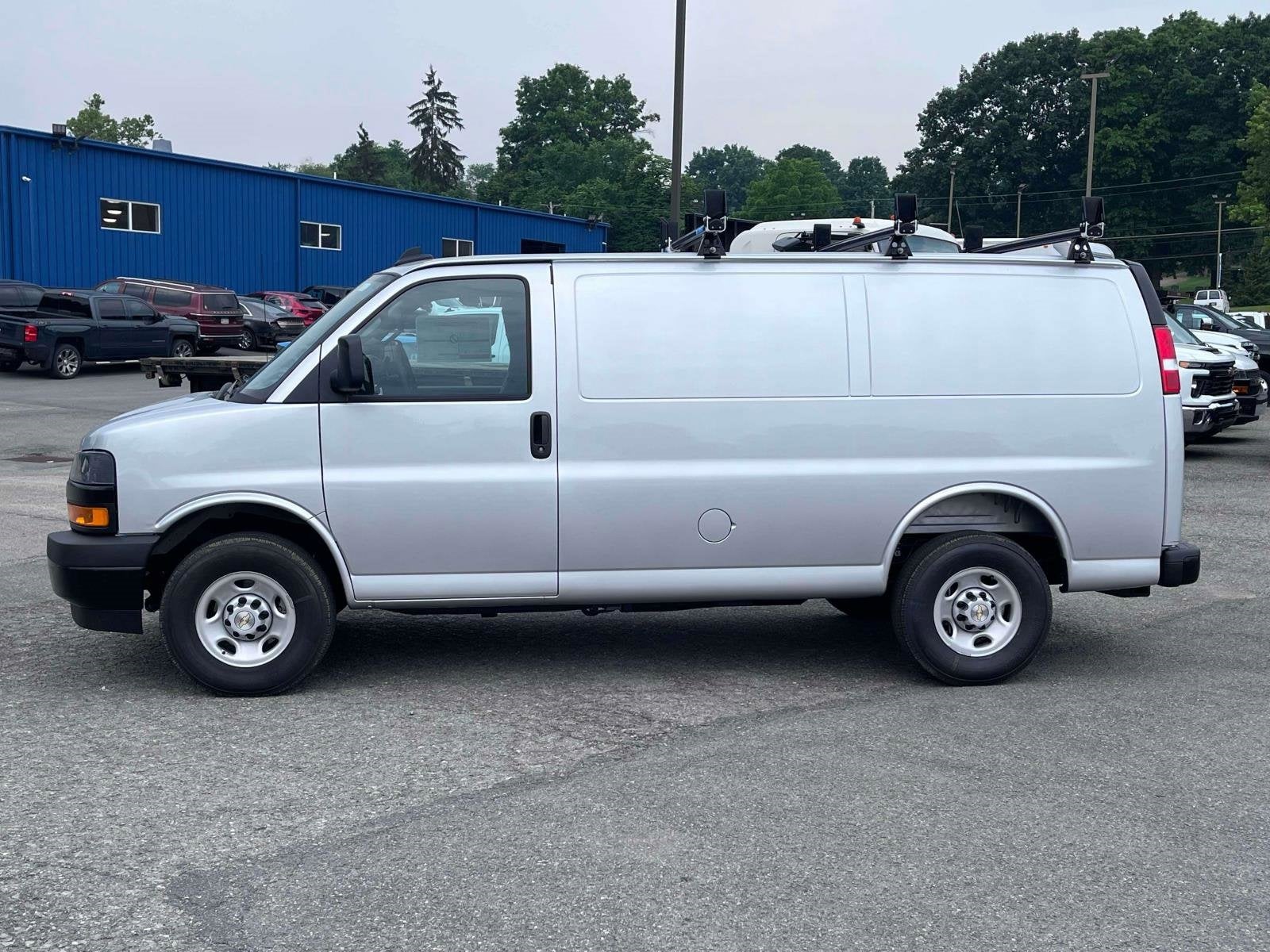 2025 Chevrolet Express Cargo 3500 WT