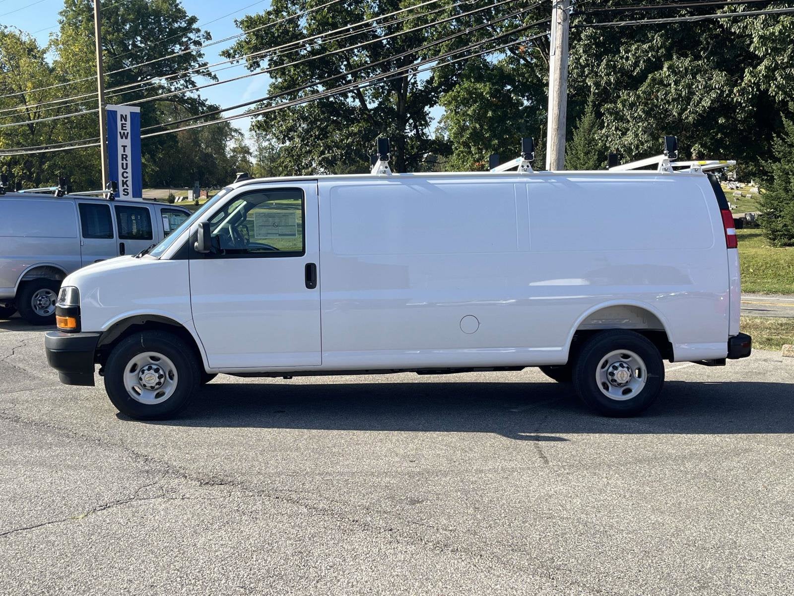 2025 Chevrolet Express Cargo 3500 WT