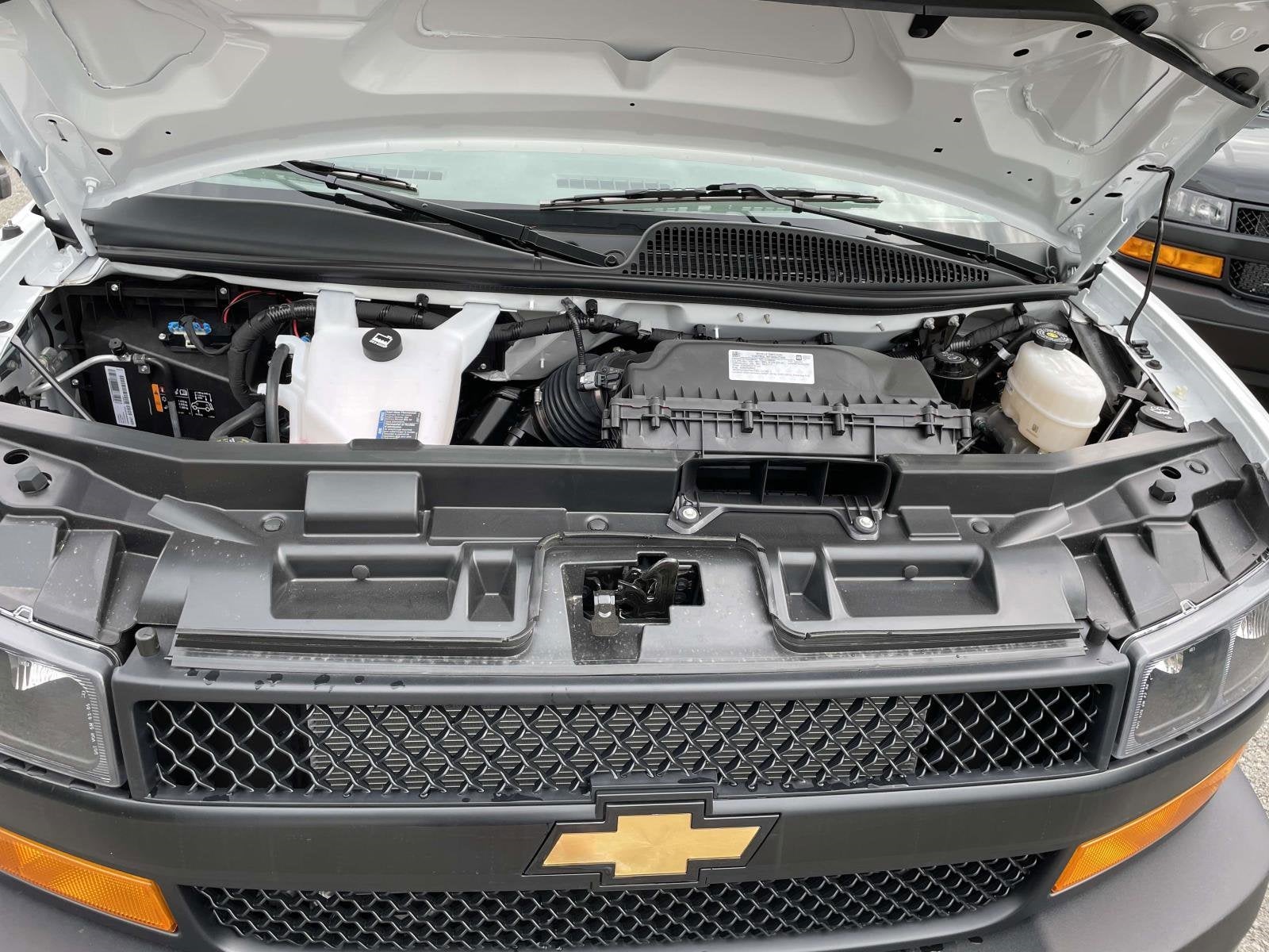 2025 Chevrolet Express Cutaway 3500 1WT