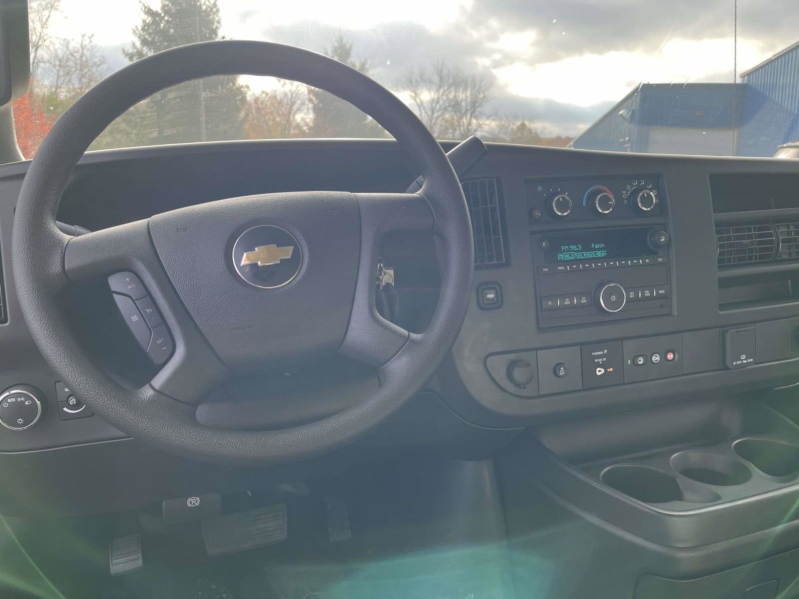 2025 Chevrolet Express Cutaway 3500 1WT